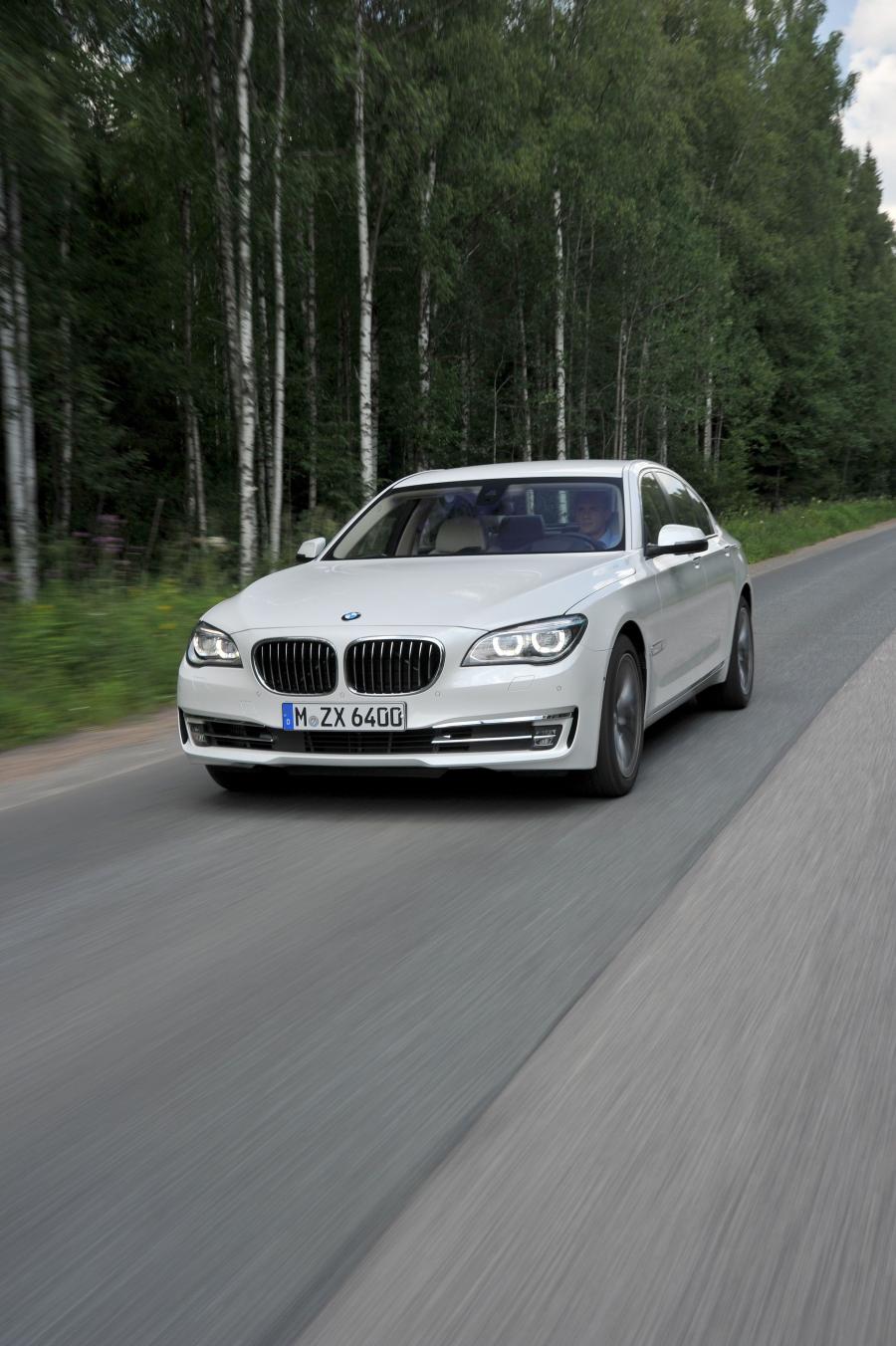  BMW 750i 2013 года  (фото 28 из 56)